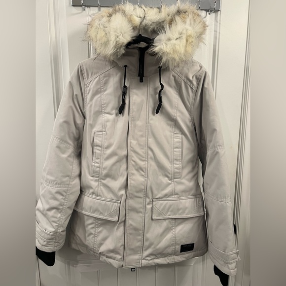 Aritzia Jackets & Blazers - ARITZIA LARSEN PARKA SIZE LARGE